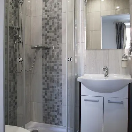 아파트 Apartment Namestie Svaeteho Egidia - Kitchen - Bathroom - Self Check-In - Parking Available Free Public Or Paid Private For 20 Euro Per Stay Please Read Our Emails